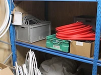 Klus- en bouwmaterialen in klushok w.o. stucadoorsgereedschappen, vd-draad, zandcementmortel, bevestigingsm... - afbeelding 2 van  9