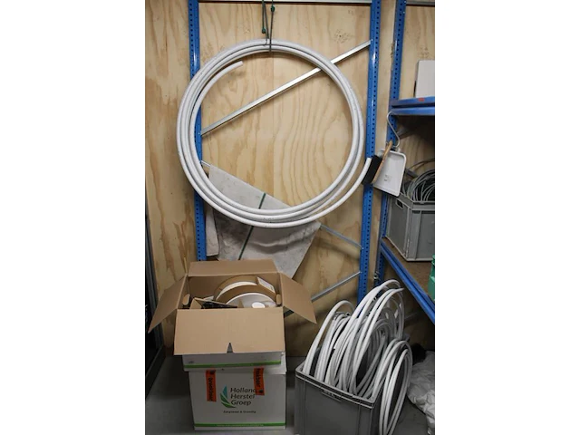 Klus- en bouwmaterialen in klushok w.o. stucadoorsgereedschappen, vd-draad, zandcementmortel, bevestigingsm... - afbeelding 6 van  9