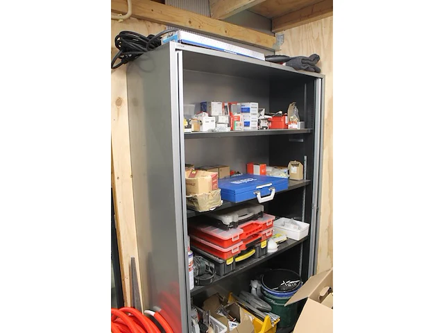 Klus- en bouwmaterialen in klushok w.o. stucadoorsgereedschappen, vd-draad, zandcementmortel, bevestigingsm... - afbeelding 7 van  9