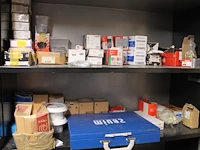 Klus- en bouwmaterialen in klushok w.o. stucadoorsgereedschappen, vd-draad, zandcementmortel, bevestigingsm... - afbeelding 8 van  9