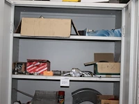 Klusproducten in magazijnkast waaronder koppelingen, stekkers, bevestigingsmaterialen en tape - afbeelding 1 van  2