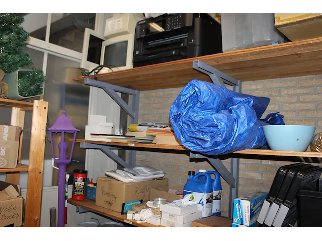 Klusproducten op drie schappen en onder stelling . - afbeelding 2 van  4