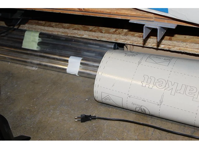 Klusproducten op drie schappen en onder stelling . - afbeelding 4 van  4