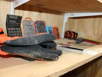 Klusproducten waaronder bitjes, handschoenen en rolmaten op schap. - afbeelding 2 van  2