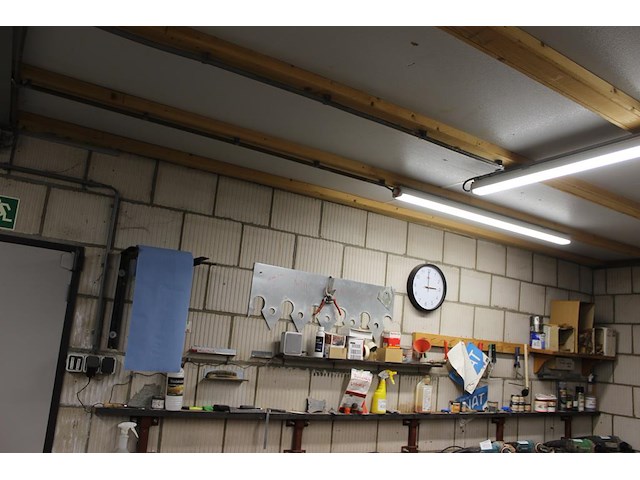 Klusproducten w.o. lakken, lijmklemmen, kwasten, tex, rollerhouders etc. aan wand en op schap. - afbeelding 1 van  5