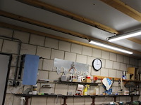 Klusproducten w.o. lakken, lijmklemmen, kwasten, tex, rollerhouders etc. aan wand en op schap. - afbeelding 1 van  5