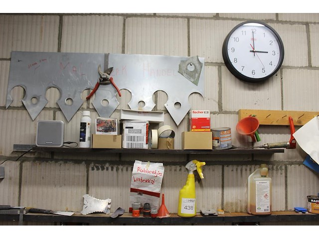 Klusproducten w.o. lakken, lijmklemmen, kwasten, tex, rollerhouders etc. aan wand en op schap. - afbeelding 2 van  5