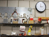 Klusproducten w.o. lakken, lijmklemmen, kwasten, tex, rollerhouders etc. aan wand en op schap. - afbeelding 2 van  5