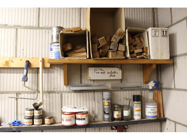 Klusproducten w.o. lakken, lijmklemmen, kwasten, tex, rollerhouders etc. aan wand en op schap. - afbeelding 3 van  5