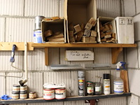 Klusproducten w.o. lakken, lijmklemmen, kwasten, tex, rollerhouders etc. aan wand en op schap. - afbeelding 3 van  5