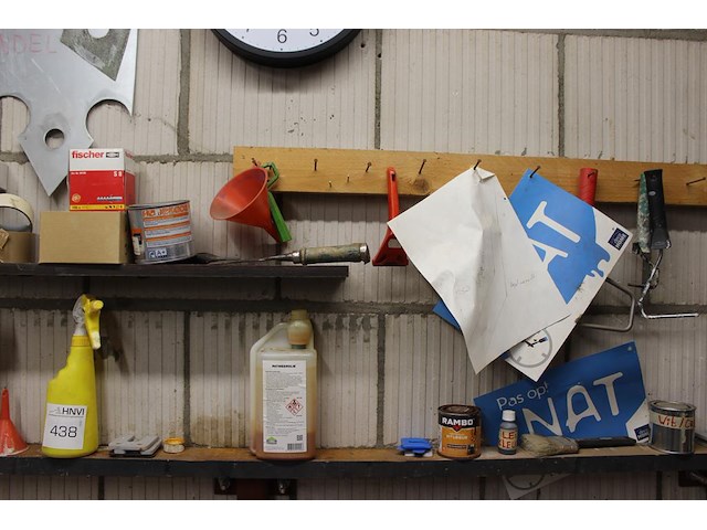 Klusproducten w.o. lakken, lijmklemmen, kwasten, tex, rollerhouders etc. aan wand en op schap. - afbeelding 4 van  5