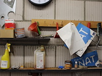 Klusproducten w.o. lakken, lijmklemmen, kwasten, tex, rollerhouders etc. aan wand en op schap. - afbeelding 4 van  5