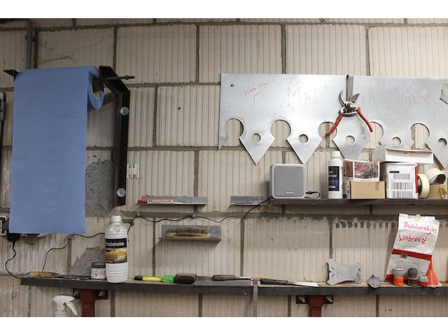 Klusproducten w.o. lakken, lijmklemmen, kwasten, tex, rollerhouders etc. aan wand en op schap. - afbeelding 5 van  5