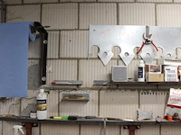 Klusproducten w.o. lakken, lijmklemmen, kwasten, tex, rollerhouders etc. aan wand en op schap. - afbeelding 5 van  5