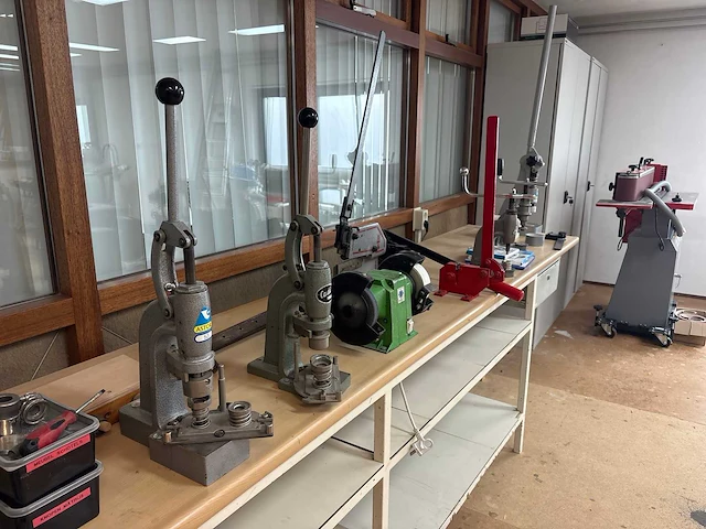 Knopenmachines overige textielindustrie - afbeelding 1 van  5