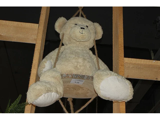 Knuffelbeer met lengte circa 80 cm op schommel. - afbeelding 1 van  2