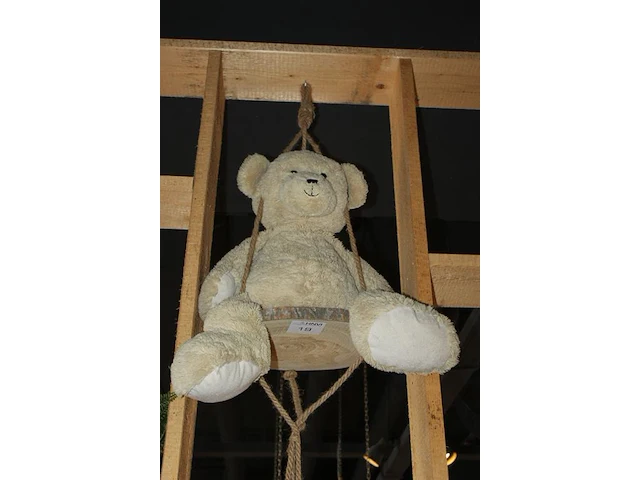 Knuffelbeer met lengte circa 80 cm op schommel. - afbeelding 2 van  2