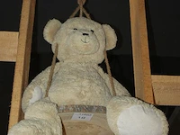 Knuffelbeer met lengte circa 80 cm op schommel. - afbeelding 2 van  2