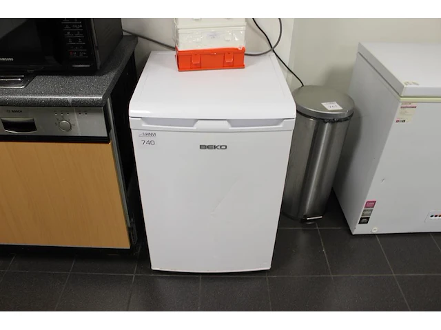 Koelkast tafelmodel beko afm. 55 x 55 x 84 cm, deur heeft beschadiging - afbeelding 1 van  3