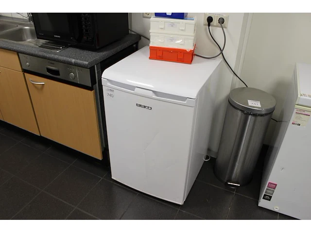 Koelkast tafelmodel beko afm. 55 x 55 x 84 cm, deur heeft beschadiging - afbeelding 2 van  3