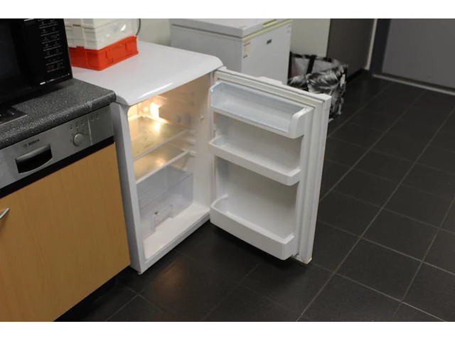 Koelkast tafelmodel beko afm. 55 x 55 x 84 cm, deur heeft beschadiging - afbeelding 3 van  3