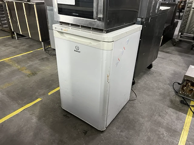 Koelkast tafelmodel indecit, wv35yt - afbeelding 1 van  3