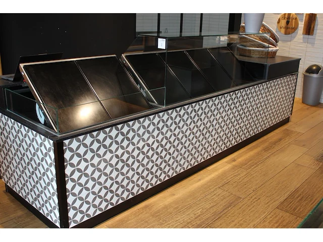 Koelvitrine met twee koelunits wiha en uitgiftebalie. vermoedelijk bouwjaar 2020. afmeting 367 x 95 x 125 cm. - afbeelding 1 van  6