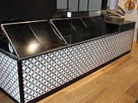 Koelvitrine met twee koelunits wiha en uitgiftebalie. vermoedelijk bouwjaar 2020. afmeting 367 x 95 x 125 cm.