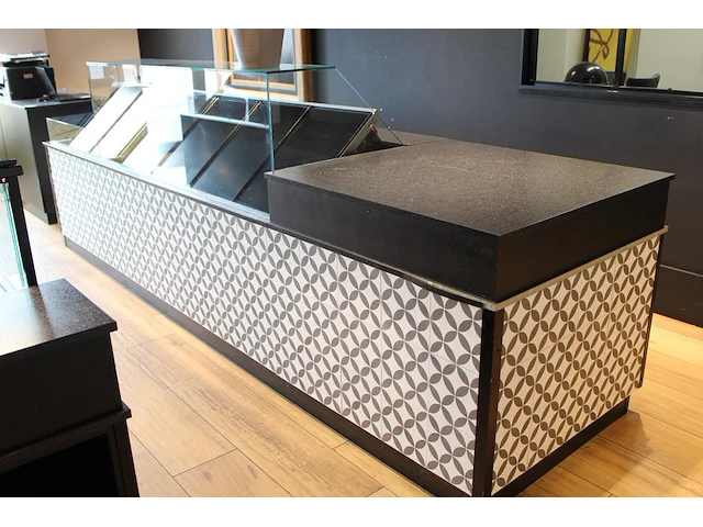Koelvitrine met twee koelunits wiha en uitgiftebalie. vermoedelijk bouwjaar 2020. afmeting 367 x 95 x 125 cm. - afbeelding 2 van  6