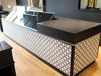 Koelvitrine met twee koelunits wiha en uitgiftebalie. vermoedelijk bouwjaar 2020. afmeting 367 x 95 x 125 cm. - afbeelding 2 van  6