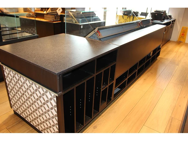 Koelvitrine met twee koelunits wiha en uitgiftebalie. vermoedelijk bouwjaar 2020. afmeting 367 x 95 x 125 cm. - afbeelding 3 van  6
