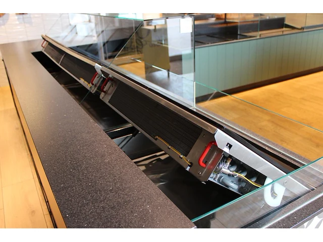 Koelvitrine met twee koelunits wiha en uitgiftebalie. vermoedelijk bouwjaar 2020. afmeting 367 x 95 x 125 cm. - afbeelding 4 van  6