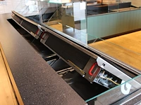 Koelvitrine met twee koelunits wiha en uitgiftebalie. vermoedelijk bouwjaar 2020. afmeting 367 x 95 x 125 cm. - afbeelding 4 van  6