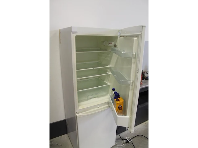 Koelvriescombinatie bosch kgv33voo 326 liter 59 x 60 x 170 cm. - afbeelding 3 van  4