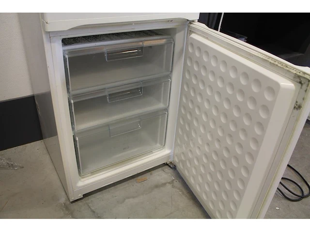 Koelvriescombinatie bosch kgv33voo 326 liter 59 x 60 x 170 cm. - afbeelding 4 van  4