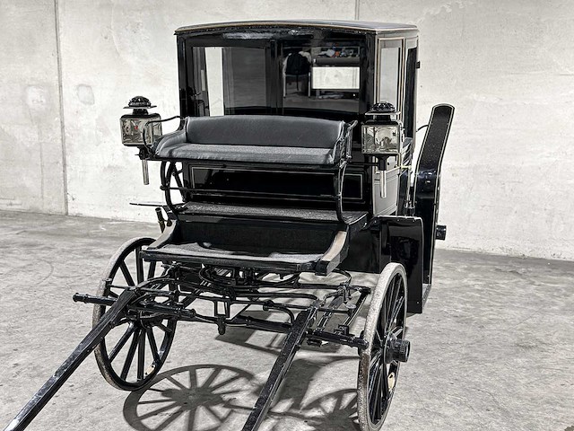 Koets berline klassieke paardenkoets - afbeelding 2 van  34