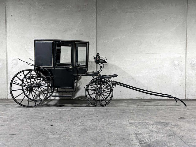 Koets berline klassieke paardenkoets - afbeelding 7 van  34