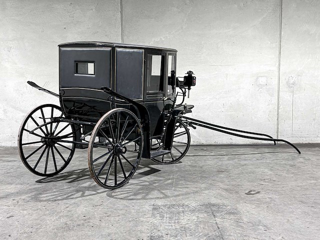 Koets berline klassieke paardenkoets - afbeelding 9 van  34