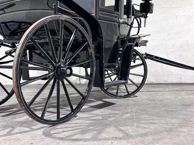 Koets berline klassieke paardenkoets - afbeelding 11 van  34