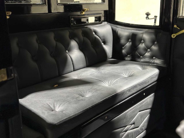 Koets berline klassieke paardenkoets - afbeelding 21 van  34