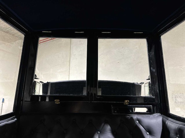 Koets berline klassieke paardenkoets - afbeelding 24 van  34