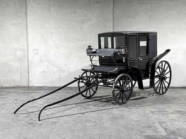 Koets berline klassieke paardenkoets - afbeelding 29 van  34