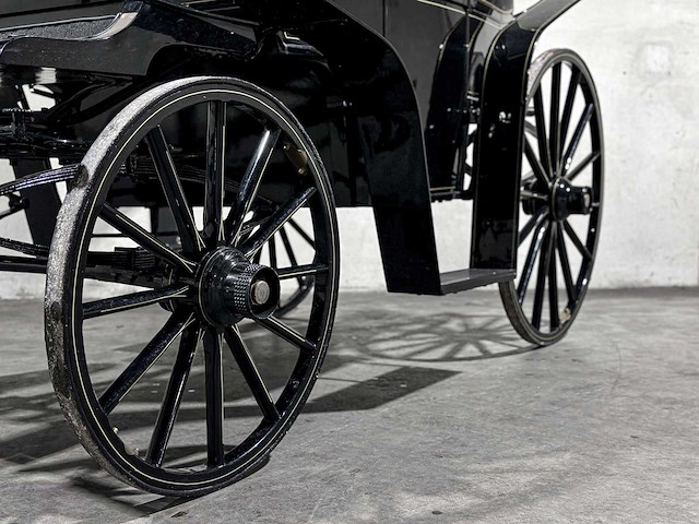 Koets berline klassieke paardenkoets - afbeelding 32 van  34