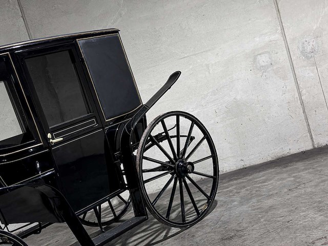 Koets berline klassieke paardenkoets - afbeelding 33 van  34