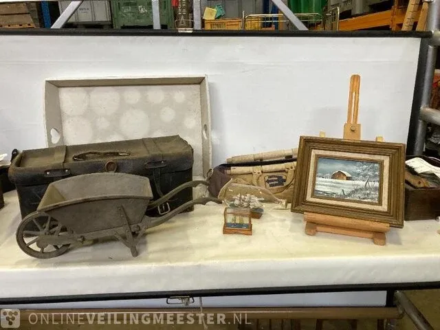 Koffer, kruiwagen, modelboot, ezel en dienblad - afbeelding 1 van  7