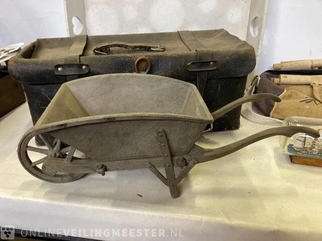 Koffer, kruiwagen, modelboot, ezel en dienblad - afbeelding 5 van  7