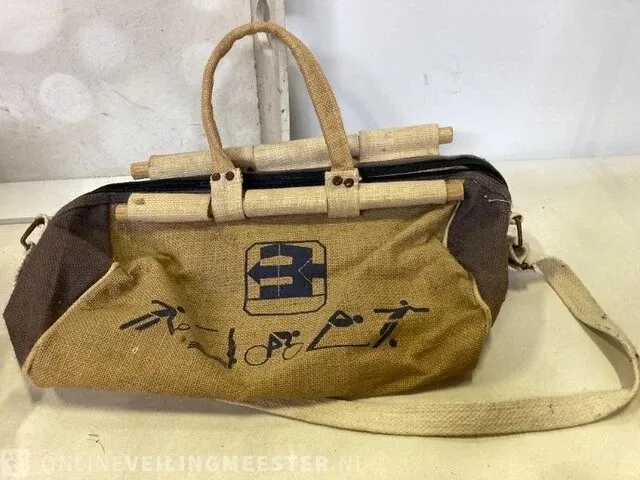 Koffer, kruiwagen, modelboot, ezel en dienblad - afbeelding 7 van  7