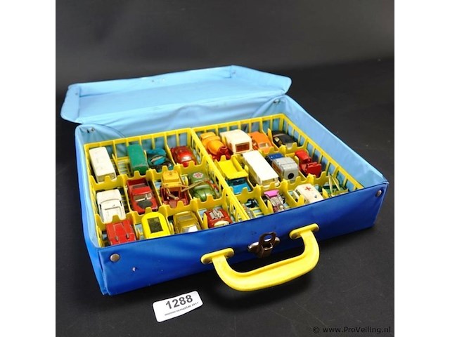 Koffer met vnl. lesney ney die-cast schaalmodellen - afbeelding 1 van  5