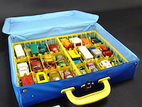 Koffer met vnl. lesney ney die-cast schaalmodellen - afbeelding 1 van  5