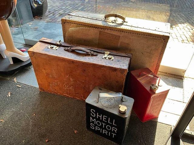 Koffers / jerrycans (4x) - afbeelding 1 van  7